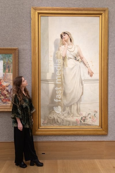 A staff member views 'Sur le seuil' by Alcide Théophile Robaudi (est. £15k - £20k) which is to go on auction at Bonhams' 19th Century and British Impressionist Art Sale on 23rd September 2026 at Bonhams in London, England, UK on Monday 21 September, 2026