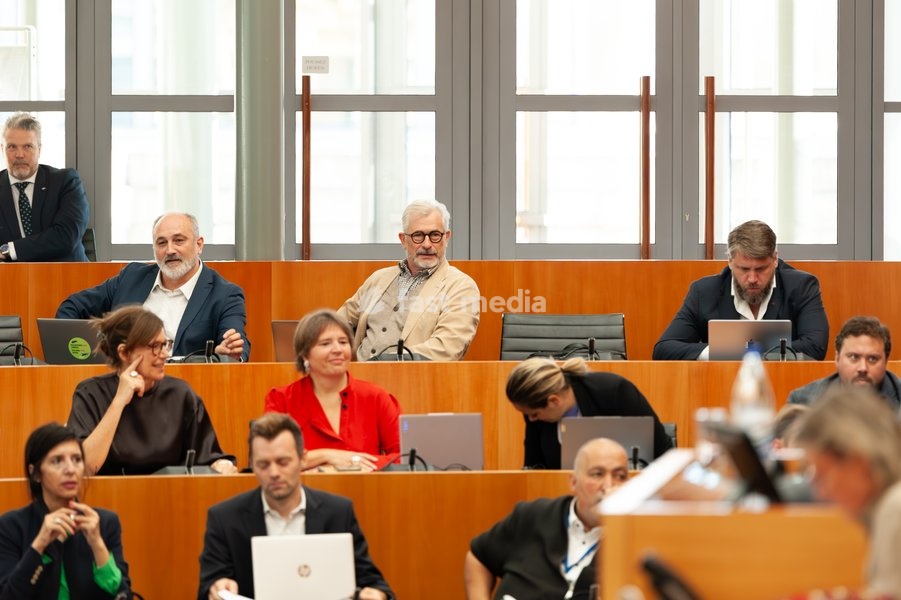DeFI Bernard Clerfayt (C) pictured during a plenary session of the Brussels Parliament in Brussels, Saturday 20 September 2025. Today is the so-called Rentree, the first plenary session after the summer holidays