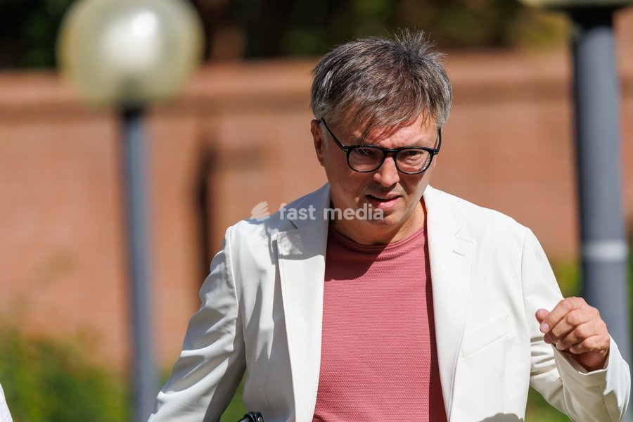 awyer Kristiaan Vandenbussche arrives for the composition of the jury for the trial of C. Vanhaverbeke (48), who is facing charges of double murder and attempted murder, before the Assize Court of West-Flanders Province in Brugge, on Monday 21 September 2026