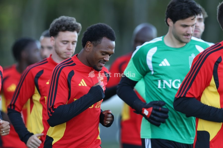 Belgium's Lois Openda and Belgium's goalkeeper Senne Lammens pictured during a training session of the Red Devils, the Belgian national soccer team, at the national training center in Tubize, Monday 21 September 2026. The team is preparing for fixtures in the UEFA Nations League competition