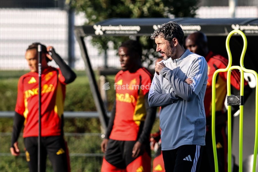 Belgium's head coach Mark van Bommel pictured during a training session of the Red Devils, the Belgian national soccer team, at the national training center in Tubize, Monday 21 September 2026. The team is preparing for fixtures in the UEFA Nations League competition