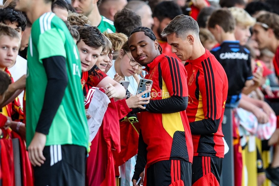 Belgium's Malick Fofana poses for a selfie picture with a fan, at a training session of the Red Devils, the Belgian national soccer team, at the national training center in Tubize, Monday 21 September 2026. The team is preparing for fixtures in the UEFA Nations League competition