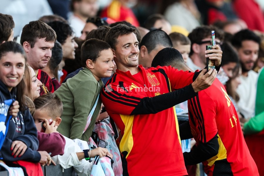 Belgium's Timothy Castagne poses for a selfie picture with a fan, at a training session of the Red Devils, the Belgian national soccer team, at the national training center in Tubize, Monday 21 September 2026. The team is preparing for fixtures in the UEFA Nations League competition
