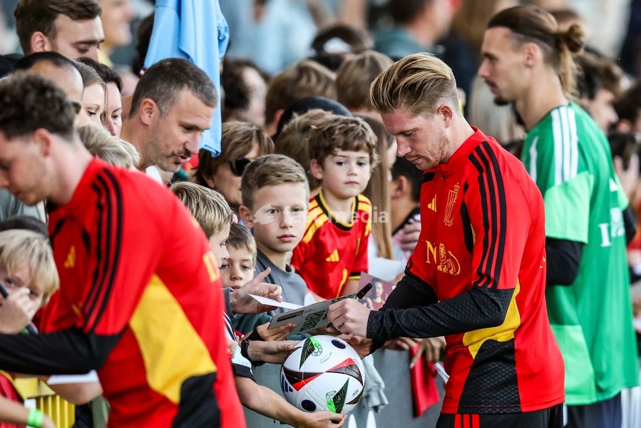 Belgium's Kevin De Bruyne signs an autograph during a training session of the Red Devils, the Belgian national soccer team, at the national training center in Tubize, Monday 21 September 2026. The team is preparing for fixtures in the UEFA Nations League competition