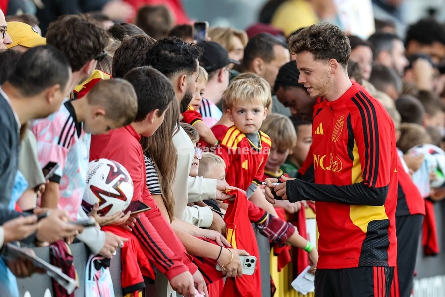 Belgium's Maxim De Cuyper signs an autograph during a training session of the Red Devils, the Belgian national soccer team, at the national training center in Tubize, Monday 21 September 2026. The team is preparing for fixtures in the UEFA Nations League competition