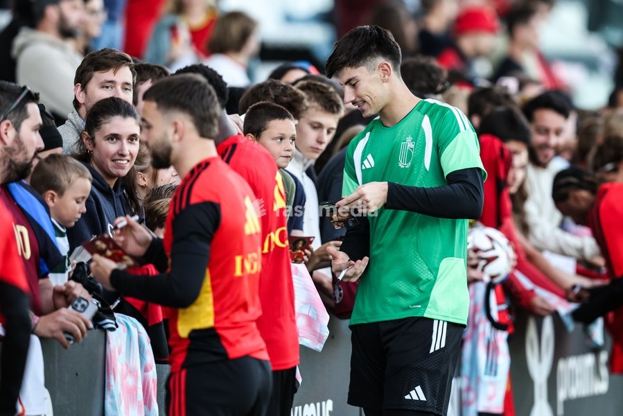 Belgium's goalkeeper Mike Penders signs an autograph during a training session of the Red Devils, the Belgian national soccer team, at the national training center in Tubize, Monday 21 September 2026. The team is preparing for fixtures in the UEFA Nations League competition