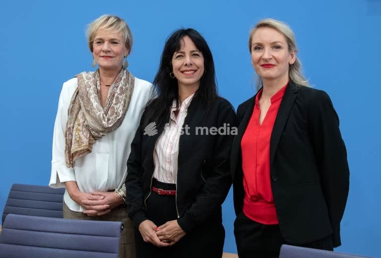 Elif Eralp, lawyer and politician, Die Linke, Germany; the lead candidate for the party ‘Die Linke’ at the Federal Press Conference following the party’s victory in the Berlin House of Representatives elections. On the right is Iris Schwerdtner, party leader of ‘Die Linke’. On the left is Simone…