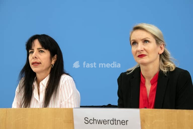 Elif Eralp, lawyer and politician, Die Linke, Germany; the lead candidate for the party “Die Linke” at the Federal Press Conference following the party’s victory in the House of Representatives elections. On the right is Ines Schwerdtner, party leader of “Die Linke”. Berlin, 21 September 2026