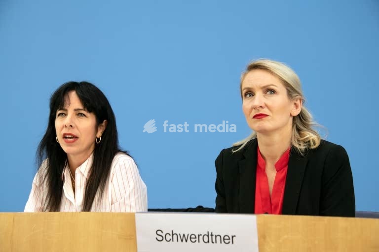 Elif Eralp, lawyer and politician, Die Linke, Germany; the lead candidate for the party “Die Linke” at the Federal Press Conference following the party’s victory in the House of Representatives elections. On the right is Ines Schwerdtner, party leader of “Die Linke”. Berlin, 21 September 2026