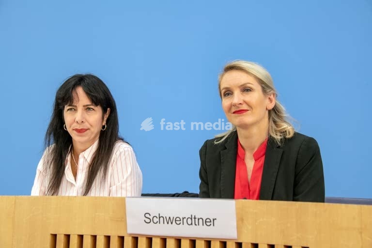 Elif Eralp, lawyer and politician, Die Linke, Germany; the lead candidate for the party “Die Linke” at the Federal Press Conference following the party’s victory in the House of Representatives elections. On the right is Ines Schwerdtner, party leader of “Die Linke”. Berlin, 21 September 2026