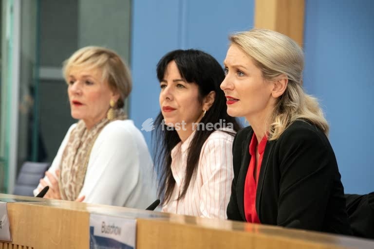 Elif Eralp, lawyer and politician, Die Linke, Germany; the lead candidate for the party ‘Die Linke’ at the Federal Press Conference following the party’s victory in the Berlin House of Representatives elections. On the right is Iris Schwerdtner, party leader of ‘Die Linke’. On the left is Simone…