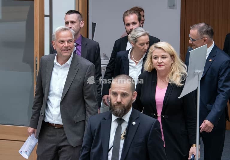 Leif-Erik Holm, journalist, politician, AfD, Germany; the AfD’s candidate for the post of Minister-President in the state elections in Mecklenburg-Western Pomerania, at a press conference at the Federal Press Conference Centre the day after the elections. On the right is Kristin Brinker, lead…