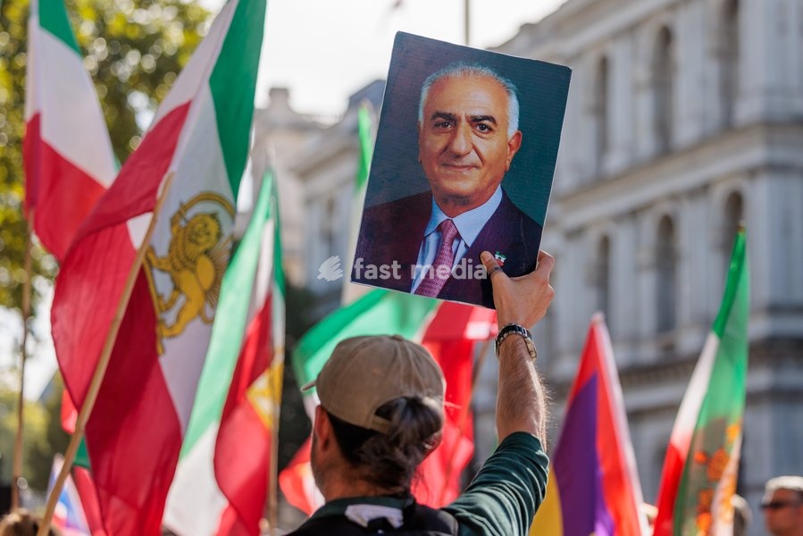 Richmond Terrace, London, UK. 20th Sept 2026. The Iranian diaspora and allies gather opposite Downing Street ahead of a powerful march to mark the fourth anniversary of the state kiling of Mahsa Amini, and to call for a regime change in Iran. A man holds a poster of Crown Prince Reza Pahlavi, the…