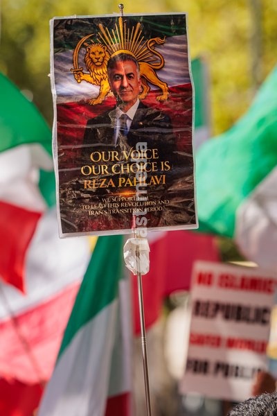 Richmond Terrace, London, UK. 20th Sept 2026. The Iranian diaspora and allies gather opposite Downing Street ahead of a powerful march to mark the fourth anniversary of the state kiling of Mahsa Amini, and to call for a regime change in Iran. A man holds a poster of Crown Prince Reza Pahlavi, the…