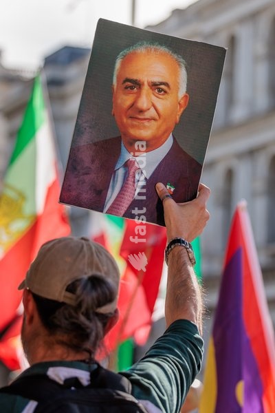 Richmond Terrace, London, UK. 20th Sept 2026. The Iranian diaspora and allies gather opposite Downing Street ahead of a powerful march to mark the fourth anniversary of the state kiling of Mahsa Amini, and to call for a regime change in Iran. A man holds a poster of Crown Prince Reza Pahlavi, the…