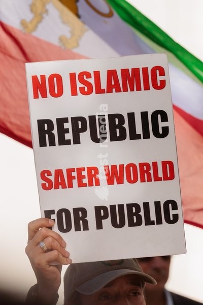 Richmond Terrace, London, UK. 20th Sept 2026. The Iranian diaspora and allies gather opposite Downing Street ahead of a powerful march to mark the fourth anniversary of the state kiling of Mahsa Amini, and to call for a regime change in Iran. Protester holds a poster reading 'No Islamic Republic,…
