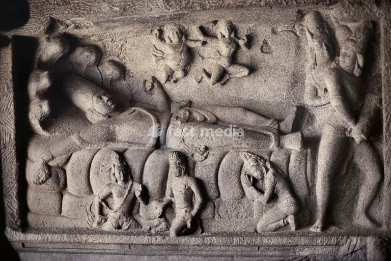 Vishnu Anantacahin (Anantashayin ou Anantasayin), Vishnu couché sur le serpent Ananta, caverne 2, Mahavalipuram, Tamil Nadu, Inde, début du VIIe siècle