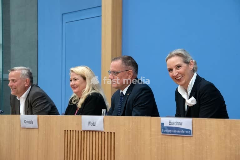 Tino Chrupalla, politician, AfD, Germany; the AfD’s federal spokesperson at the press conference held at the Federal Press Conference Centre the day after the state elections in Mecklenburg-Western Pomerania and the House of Representatives elections in Berlin. From left to right: Leif-Erik Holm,…