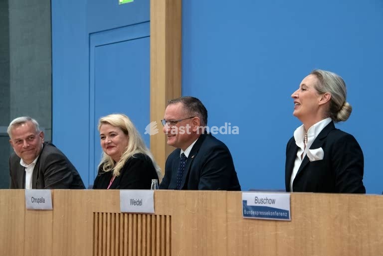 Tino Chrupalla, politician, AfD, Germany; the AfD’s federal spokesperson at the press conference held at the Federal Press Conference Centre the day after the state elections in Mecklenburg-Western Pomerania and the House of Representatives elections in Berlin. From left to right: Leif-Erik Holm,…