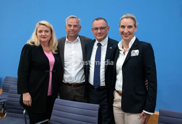 Tino Chrupalla, politician, AfD, Germany; the AfD’s federal spokesperson at the press conference held at the Federal Press Conference Centre the day after the state elections in Mecklenburg-Western Pomerania and the House of Representatives elections in Berlin. From left to right: Leif-Erik Holm,…