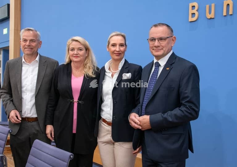 Tino Chrupalla, politician, AfD, Germany; the AfD’s federal spokesperson at the press conference held at the Federal Press Conference Centre the day after the state elections in Mecklenburg-Western Pomerania and the House of Representatives elections in Berlin. From left to right: Leif-Erik Holm,…