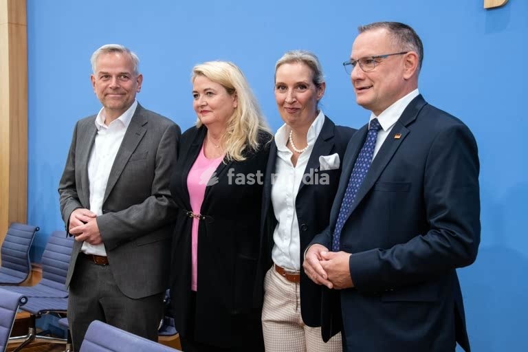 Tino Chrupalla, politician, AfD, Germany; the AfD’s federal spokesperson at the press conference held at the Federal Press Conference Centre the day after the state elections in Mecklenburg-Western Pomerania and the House of Representatives elections in Berlin. From left to right: Leif-Erik Holm,…