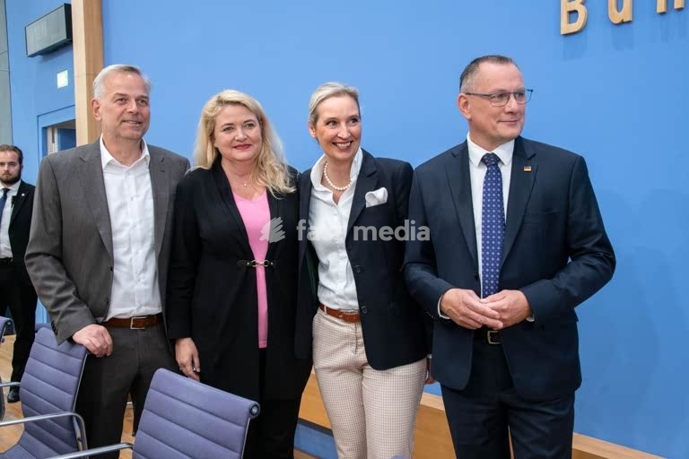 Tino Chrupalla, politician, AfD, Germany; the AfD’s federal spokesperson at the press conference held at the Federal Press Conference Centre the day after the state elections in Mecklenburg-Western Pomerania and the House of Representatives elections in Berlin. From left to right: Leif-Erik Holm,…