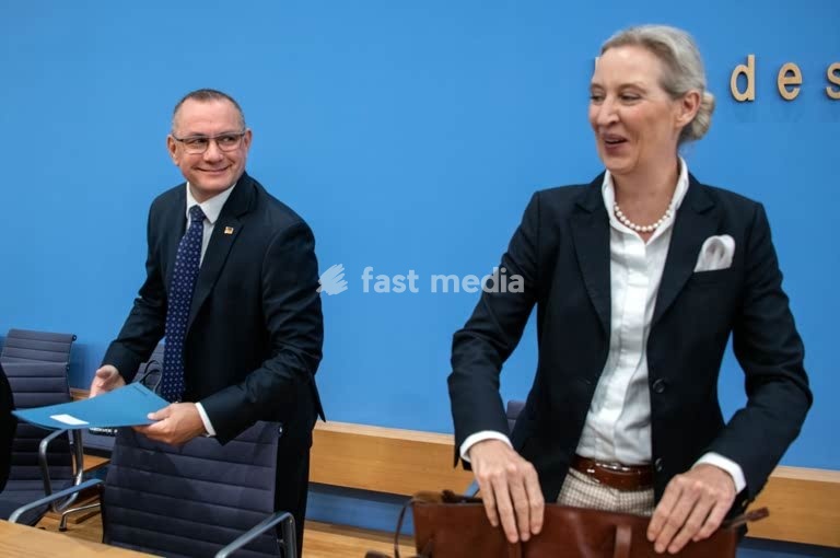 Tino Chrupalla, politician, AfD, Germany; the AfD’s federal spokesperson at the press conference held at the Federal Press Conference Centre the day after the state elections in Mecklenburg-Western Pomerania and the House of Representatives elections in Berlin. Timo Chrupalla; and Alice Weidel, the…