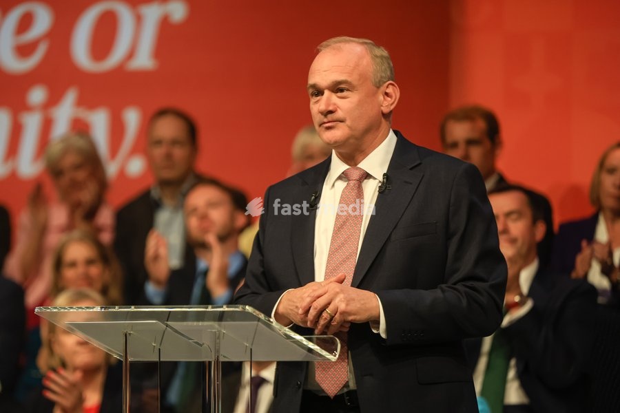 Liberal Democrat leader Ed Davey delivers his keynote closing speech at the Liberal Democrat Autumn Conference at the Brighton Centre, Brighton, UK, on 22 September 2026. Davey called for a global pause on superintelligent AI and proposed a new International AI Safety Agency modelled on the…