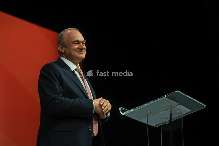 Liberal Democrat leader Ed Davey delivers his keynote closing speech at the Liberal Democrat Autumn Conference at the Brighton Centre, Brighton, UK, on 22 September 2026. Davey called for a global pause on superintelligent AI and proposed a new International AI Safety Agency modelled on the…