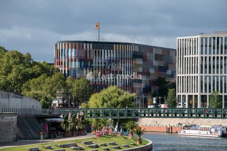 Berlin, Office of the Federal President (alternate residence) at the Spreebogen. Since 2026, the building, designed by the architectural firm Sauerbruch Hutton, has been used as an alternate residence. The standard on the roof indicates that the Federal President is present. Berlin (Mitte), 21…