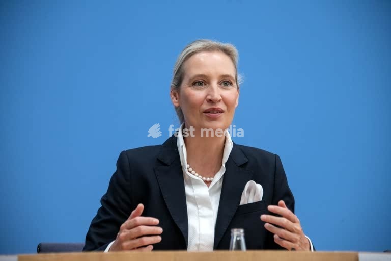 Alice Weidel, politician, AfD, Germany. A portrait of the AfD’s federal spokesperson and parliamentary group leader in the German Bundestag at the Federal Press Conference. Following the state elections in Mecklenburg-Western Pomerania and the Berlin House of Representatives elections, she comments…
