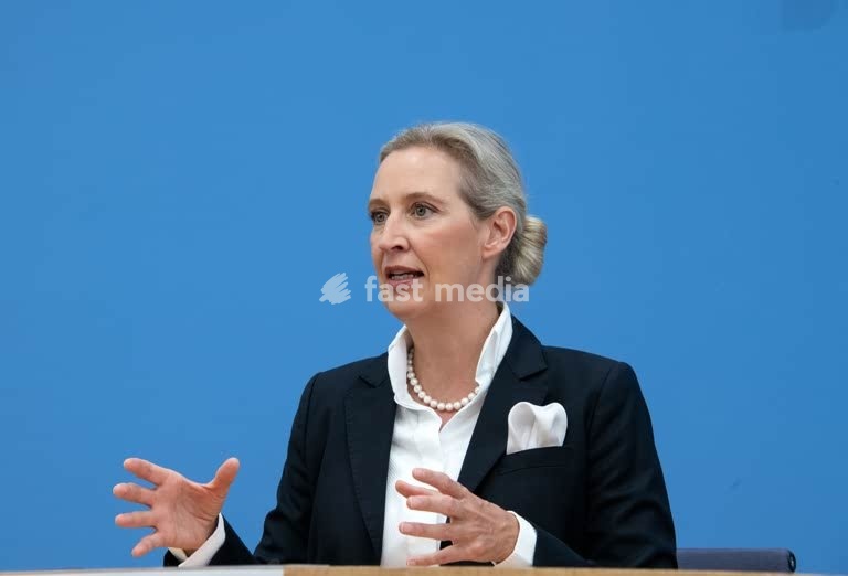 Alice Weidel, politician, AfD, Germany. A portrait of the AfD’s federal spokesperson and parliamentary group leader in the German Bundestag at the Federal Press Conference. Following the state elections in Mecklenburg-Western Pomerania and the Berlin House of Representatives elections, she comments…