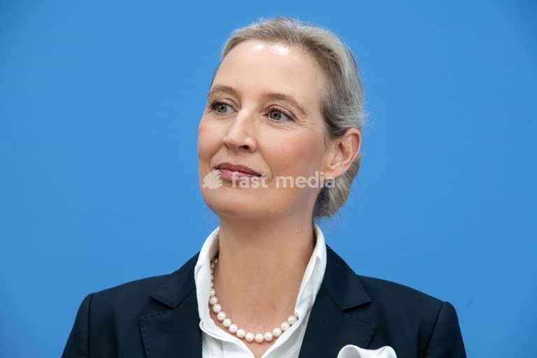 Alice Weidel, politician, AfD, Germany. A portrait of the AfD’s federal spokesperson and parliamentary group leader in the German Bundestag at the Federal Press Conference. Following the state elections in Mecklenburg-Western Pomerania and the Berlin House of Representatives elections, she comments…