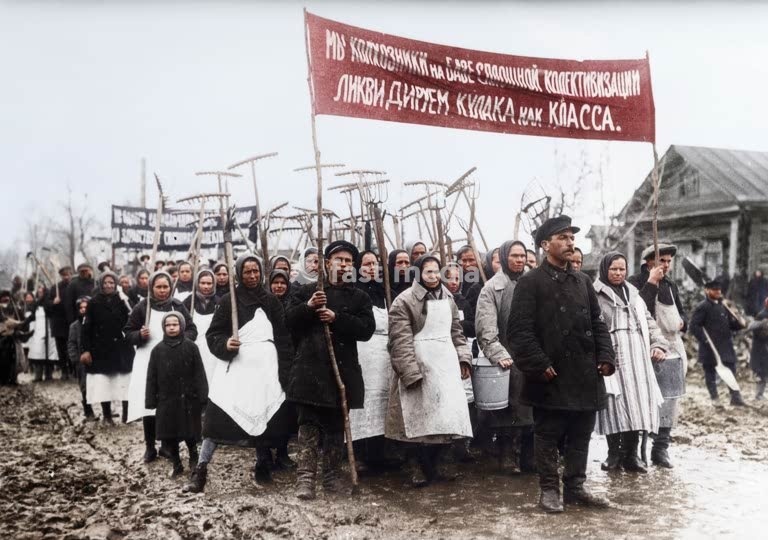 Histoire de l'URSS / Collectivisation de l'agriculture / Dékoulakisation Défilé de paysans et kolkhoziens en bottes, équipés de râteaux et de seaux, avançant dans la boue d'un village alors que Staline a lancé une campagne de collectivisation forcée et de « dékoulakisation » à la fin de l'année…