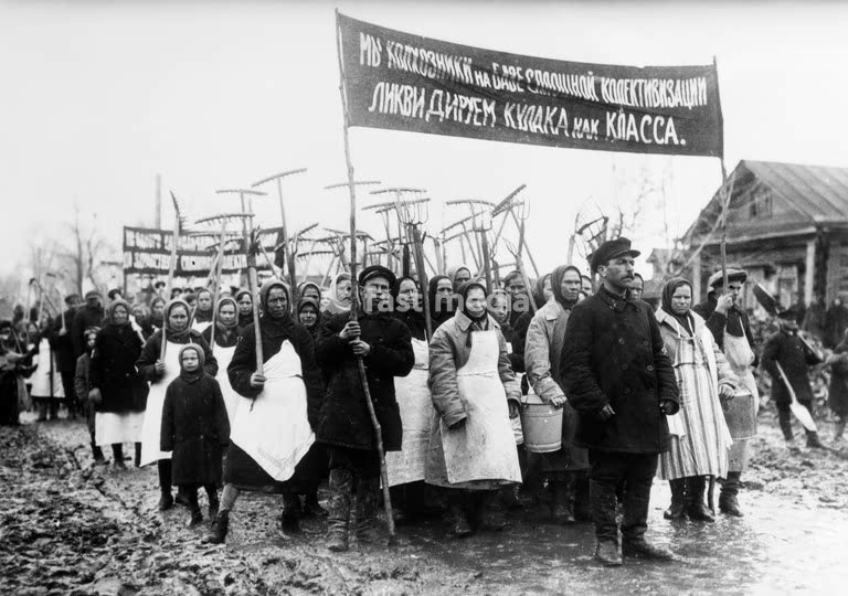 Histoire de l'URSS / Collectivisation de l'agriculture / Dékoulakisation Défilé de paysans et kolkhoziens en bottes, équipés de râteaux et de seaux, avançant dans la boue d'un village alors que Staline a lancé une campagne de collectivisation forcée et de « dékoulakisation » à la fin de l'année…