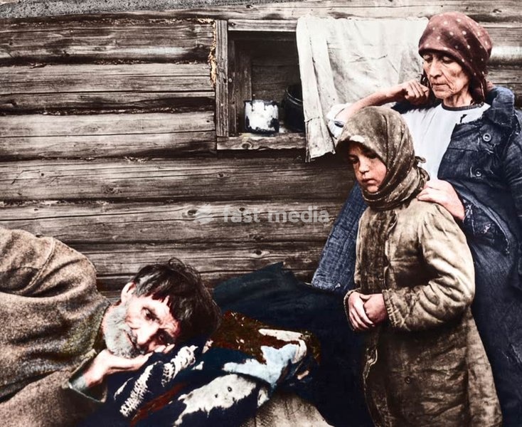 Histoire de l'URSS / Famine de la Volga (1921-1922) Une famille de paysans affamés devant les rondins de bois de leur isba : un homme alité à l'agonie veillé par son épouse et sa fille. (Conséquence directe des destructions de la guerre civile russe, de la politique brutale de réquisitions forcées…