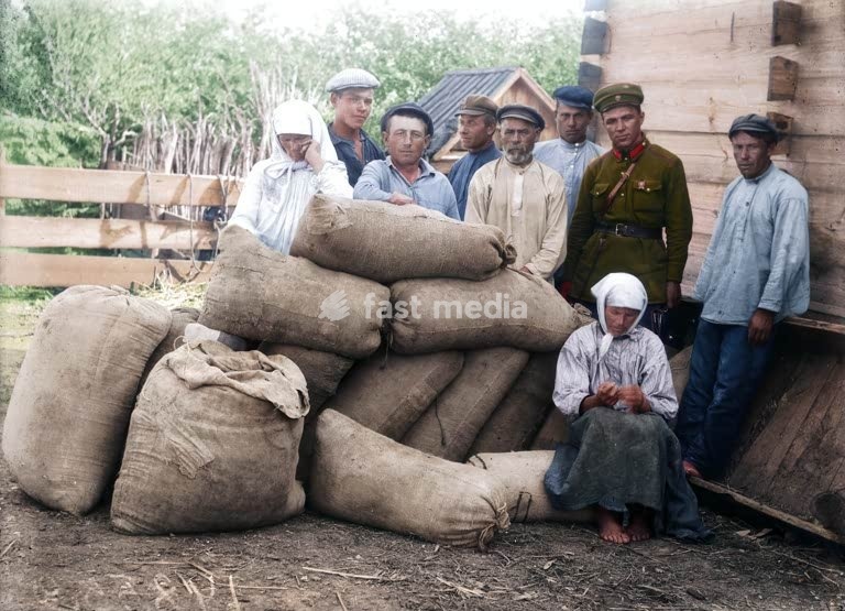 Histoire de l'URSS / Collectivisation de l'agriculture / Dékoulakisation Réquisition de grains chez des paysans du village de Kyryakivka (Oblast de Mykolaïv dans le sud de l'Ukraine) sous la surveillance d’un représentant de la commission Molotov (jeune officiel ou soldat de l’Armée rouge ou du…