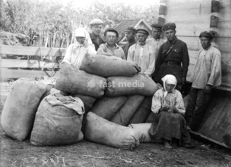 Histoire de l'URSS / Collectivisation de l'agriculture / Dékoulakisation Réquisition de grains chez des paysans du village de Kyryakivka (Oblast de Mykolaïv dans le sud de l'Ukraine) sous la surveillance d’un représentant de la commission Molotov (jeune officiel ou soldat de l’Armée rouge ou du…