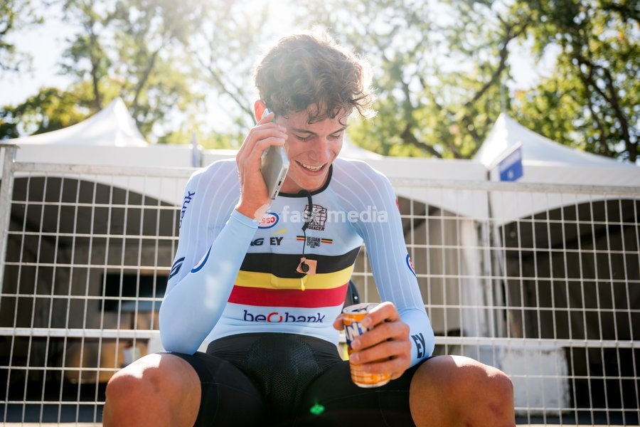 Belgian Vic De Smet celebrates after winning the men's Junior individual time trial race (20,03 km) at the cycling UCI Road World Championship, in Montreal, Canada, Tuesday 22 September 2026