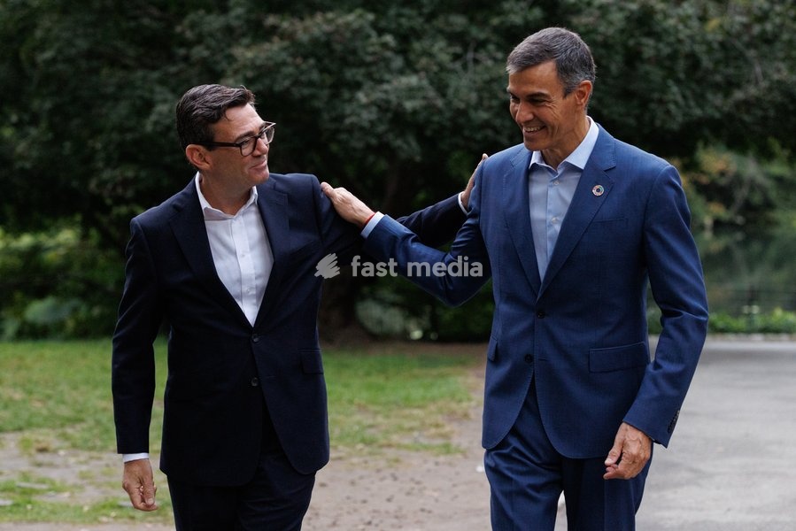 22/09/2026. New York, United States. Prime Minister Andy Burnham meets Pedro Sánchez, Prime Minister of Spain in Central Park ahead of attending the United Nations General Assembly at the United Nations Headquarters in New York