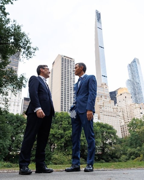 22/09/2026. New York, United States. Prime Minister Andy Burnham meets Pedro Sánchez, Prime Minister of Spain in Central Park ahead of attending the United Nations General Assembly at the United Nations Headquarters in New York
