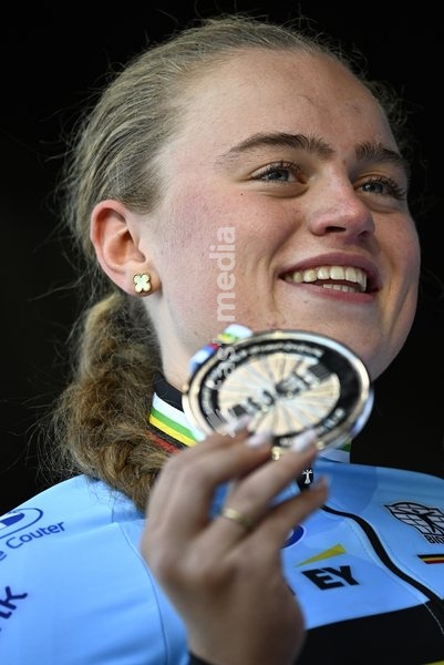 Silver medalist Belgian Yana Decruyenaere celebrates on the podium of the women's Junior individual time trial race (10,07 km) at the cycling UCI Road World Championship, in Montreal, Canada, Tuesday 22 September 2026