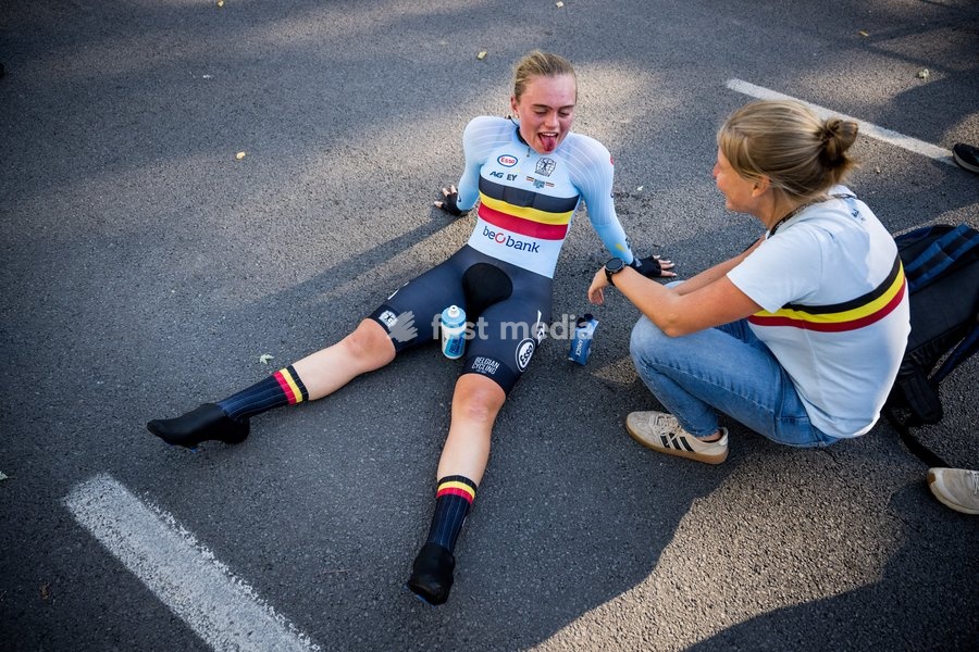 Belgian Yana Decruyenaere celebrates after winning a silver medal at the women's Junior individual time trial race (10,07 km) at the cycling UCI Road World Championship, in Montreal, Canada, Tuesday 22 September 2026