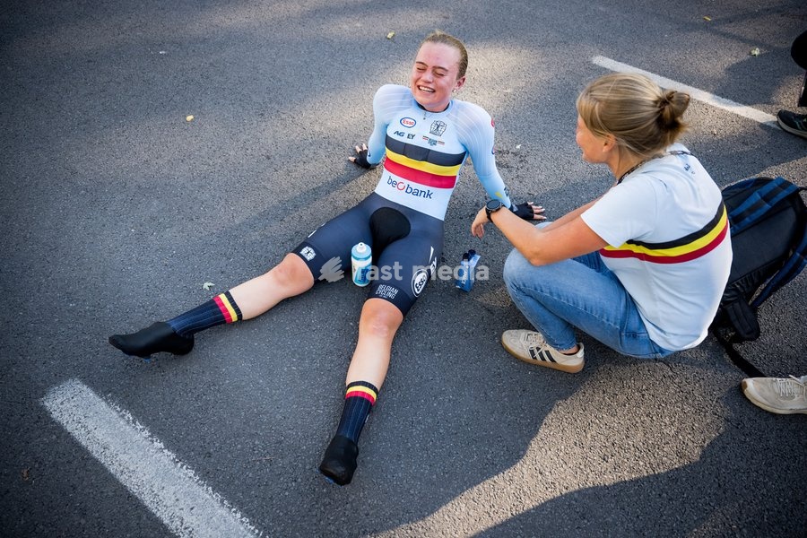 Belgian Yana Decruyenaere celebrates after winning a silver medal at the women's Junior individual time trial race (10,07 km) at the cycling UCI Road World Championship, in Montreal, Canada, Tuesday 22 September 2026