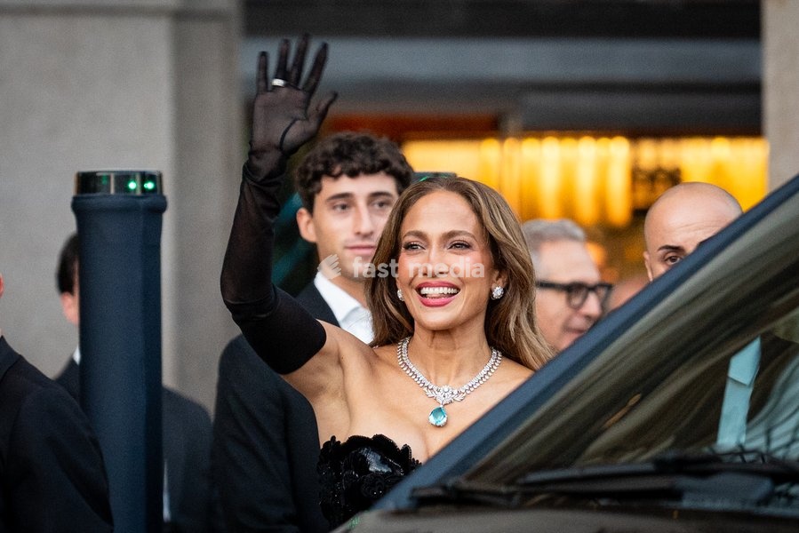 Jennifer Lopez arrives at Vogue world show during the Milan Fashion Week - Womenswear Spring/Summer 2027 in Milan, Italy, on 22 September 2026