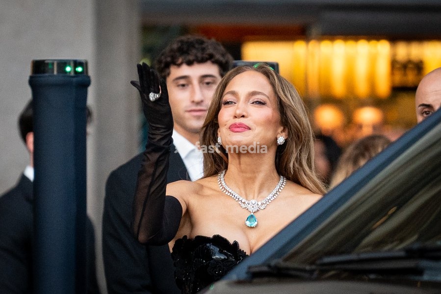 Jennifer Lopez arrives at Vogue world show during the Milan Fashion Week - Womenswear Spring/Summer 2027 in Milan, Italy, on 22 September 2026