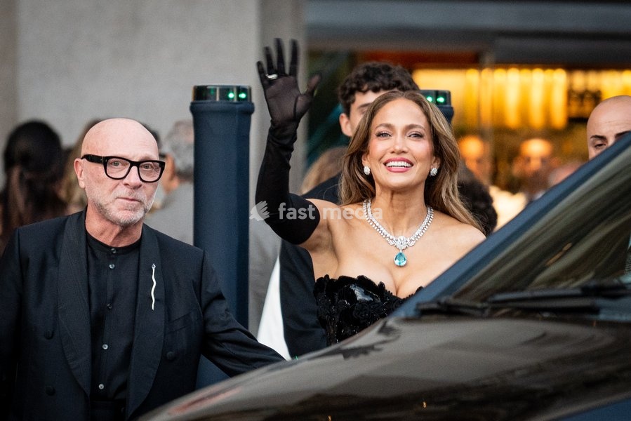 Jennifer Lopez arrives at Vogue world show during the Milan Fashion Week - Womenswear Spring/Summer 2027 in Milan, Italy, on 22 September 2026