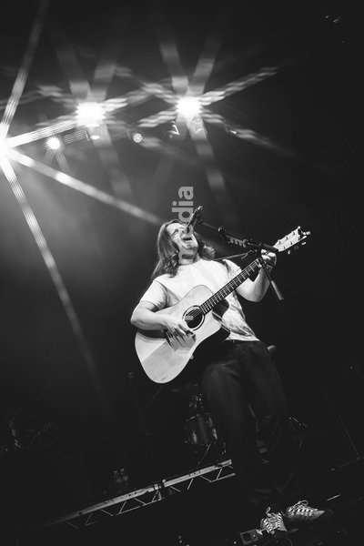 Jamie Webster performing live at O2 Academy Glasgow. The acclaimed Liverpudlian singer-songwriter brought his signature rock and roll sound to the renowned venue. Known for his passionate vocal delivery and rousing anthems, Webster delivered a captivating headline set blending foot-stomping indie…