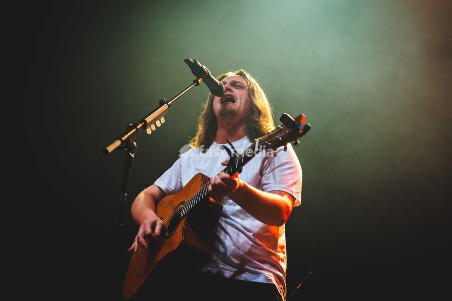 Jamie Webster performing live at O2 Academy Glasgow. The acclaimed Liverpudlian singer-songwriter brought his signature rock and roll sound to the renowned venue. Known for his passionate vocal delivery and rousing anthems, Webster delivered a captivating headline set blending foot-stomping indie…